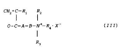 où R1 représente H ou CH3 ; R2 et R3 représentent chacun un groupe alkyle avec 1 à 2 atomes de...