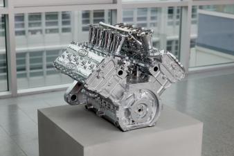 Ford Cosworth DFV, 2000  Bronze chromé, socle en béton moteur: 50 x 65 x 60 cm socle: 50 x 79 x 70 cm